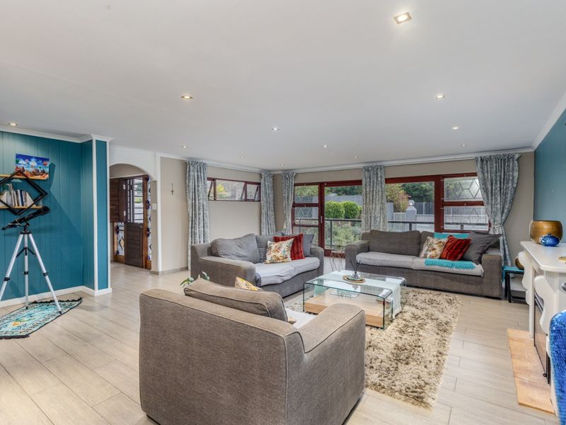 Set in Sought after neighbourhood with the perfect balance - Photo 2