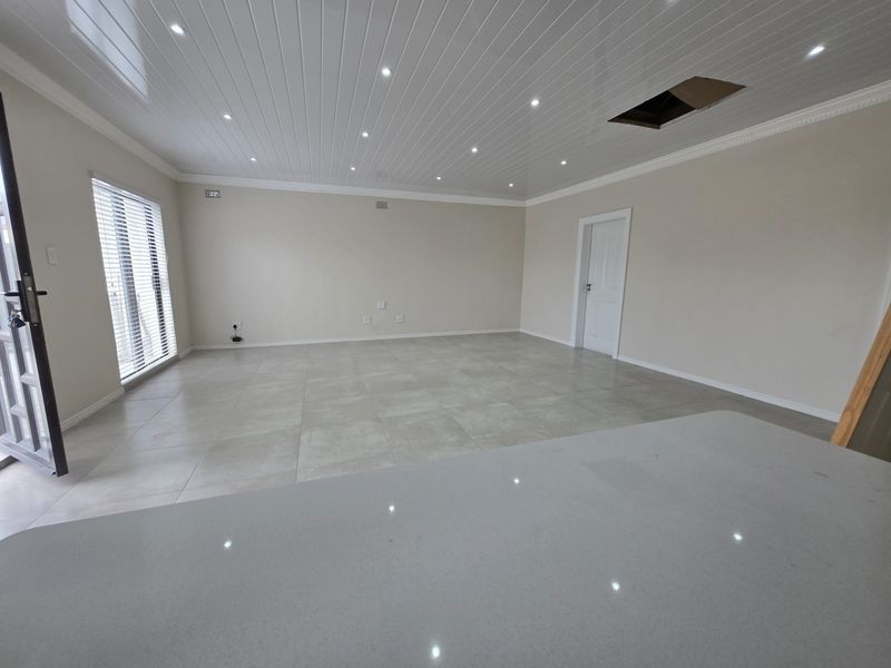 IDEALLY FOR DRS ROOMS OR OFFICE SPACE in Rondebosch East, Cape Town - Photo 4
