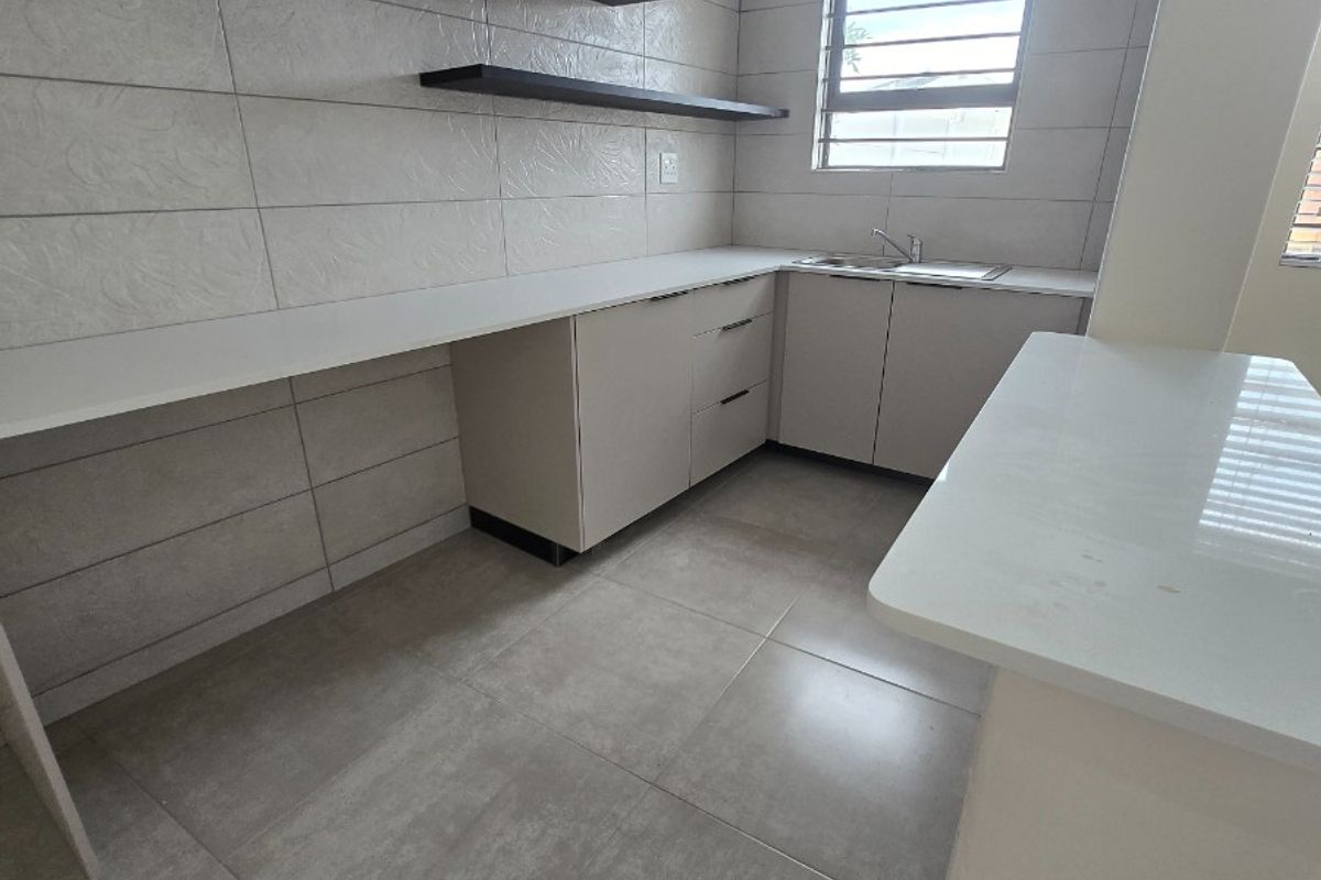 IDEALLY FOR DRS ROOMS OR OFFICE SPACE in Rondebosch East, Cape Town - Photo 2