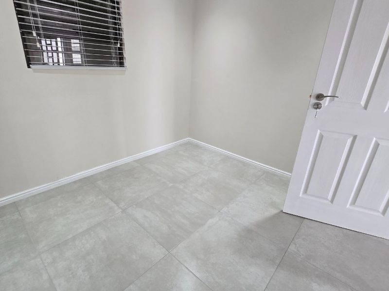 IDEALLY FOR DRS ROOMS OR OFFICE SPACE in Rondebosch East, Cape Town - Photo 5