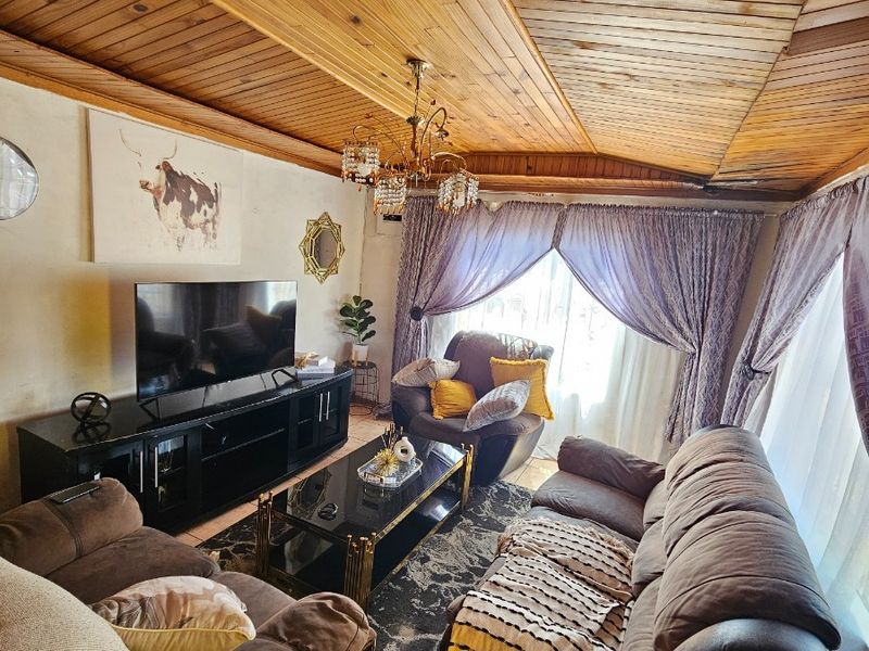 Evolving House For Sale in Thabong, Welkom - Photo 2