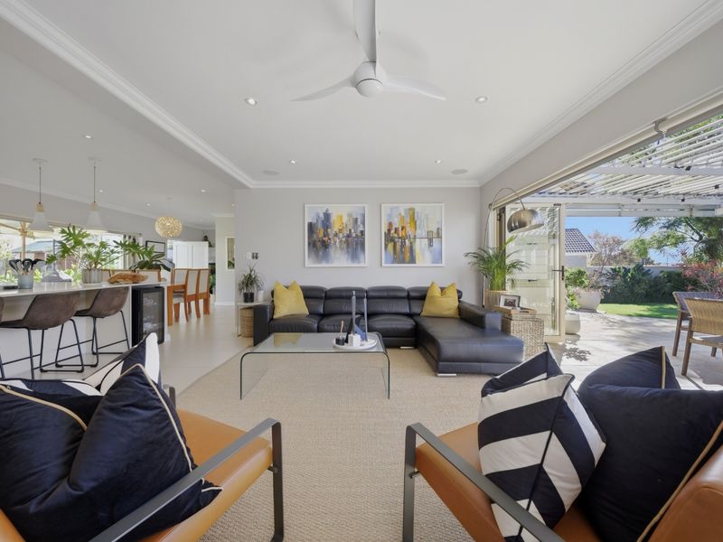 Immaculate Home with Flatlet, Studio and Seamless Indoor-Outdoor Living - Photo 10