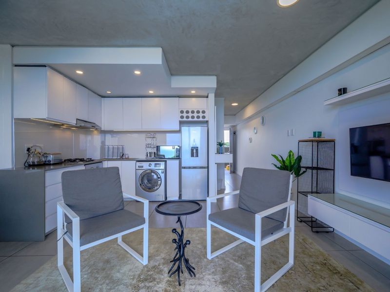 AVAILABLE IMMEDIATELY! FULLY FURNISHED! - Photo 2