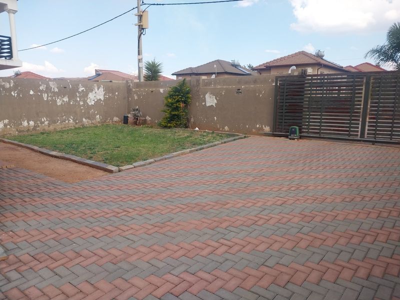 2 Bedroom House For Sale in Lehae, Johannesburg - Photo 5