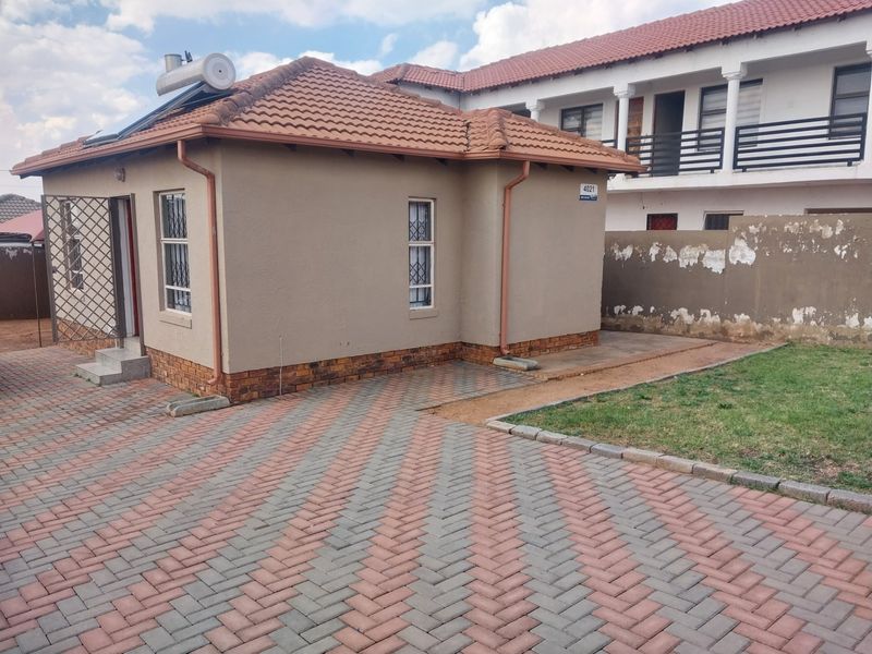 2 Bedroom House For Sale in Lehae, Johannesburg - Photo 2