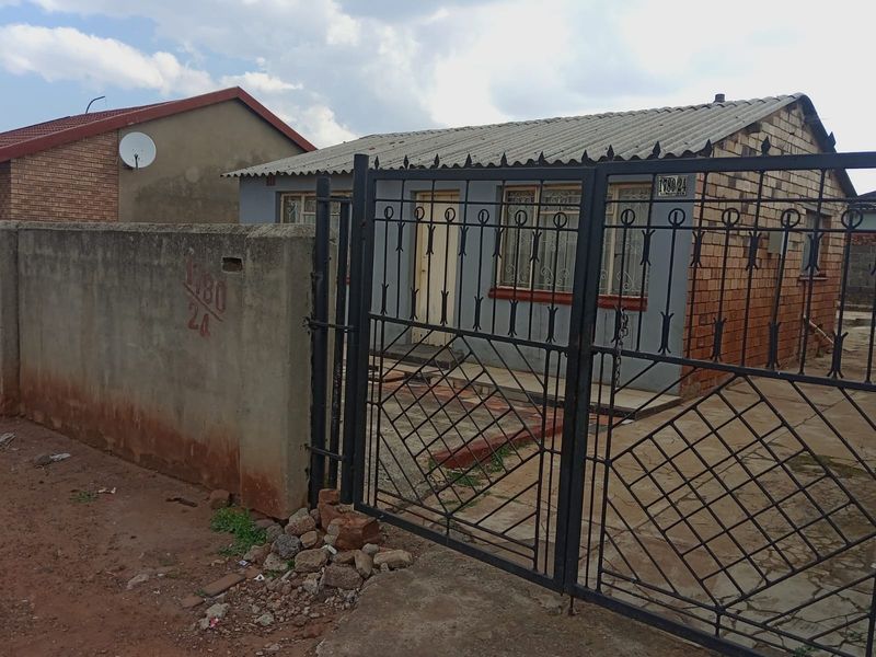 2 Bedroom House For Sale in Senaoane, Soweto - Photo 1