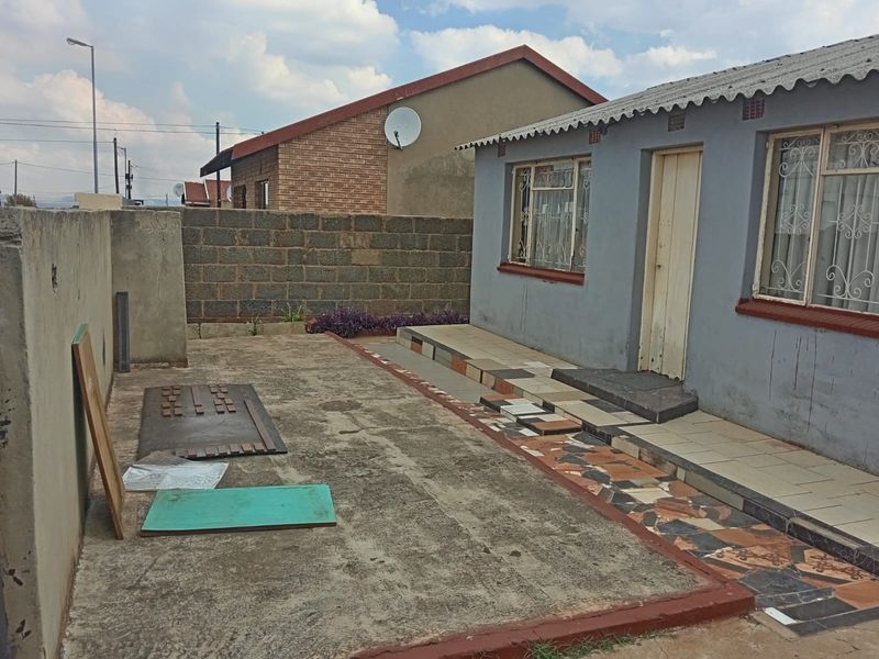 2 Bedroom House For Sale in Senaoane, Soweto - Photo 10
