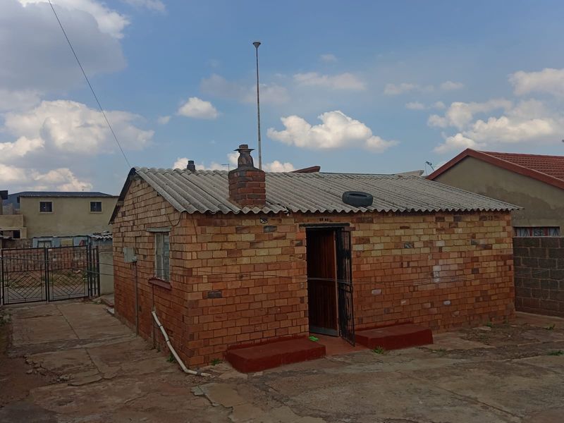 2 Bedroom House For Sale in Senaoane, Soweto - Photo 9