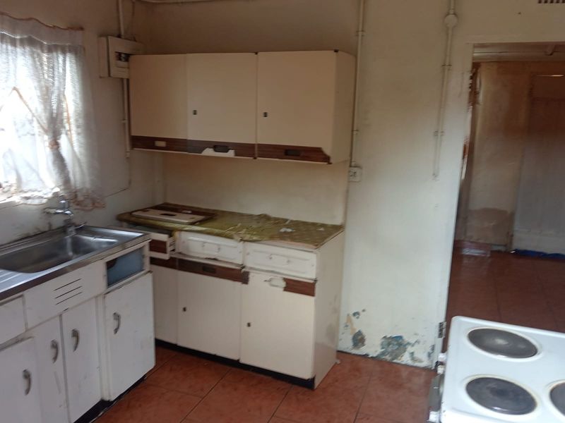 2 Bedroom House For Sale in Senaoane, Soweto - Photo 5