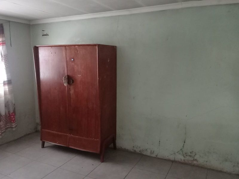 2 Bedroom House For Sale in Senaoane, Soweto - Photo 2