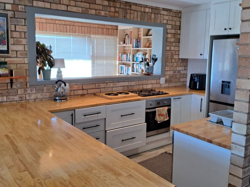Upmarket Coastal Living in Secure Koensprag, South End - Photo 5
