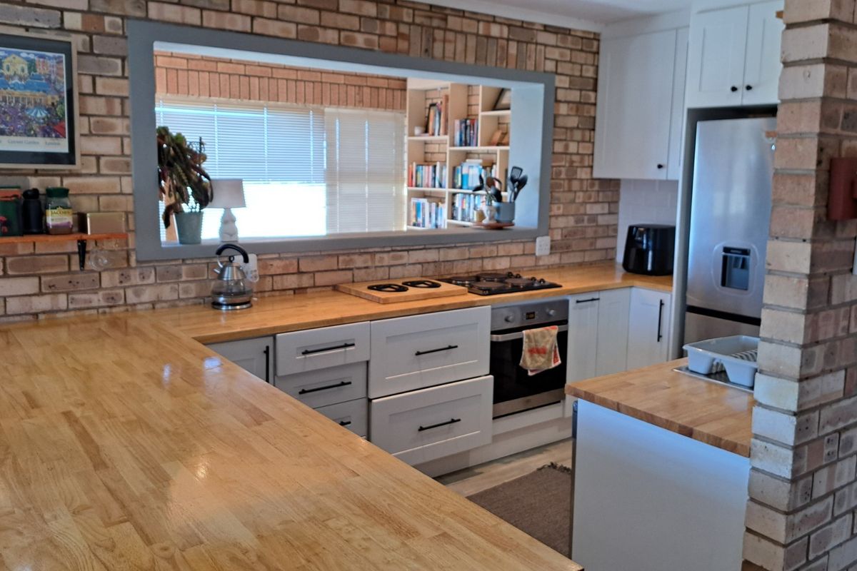 Upmarket Coastal Living in Secure Koensprag, South End - Photo 5
