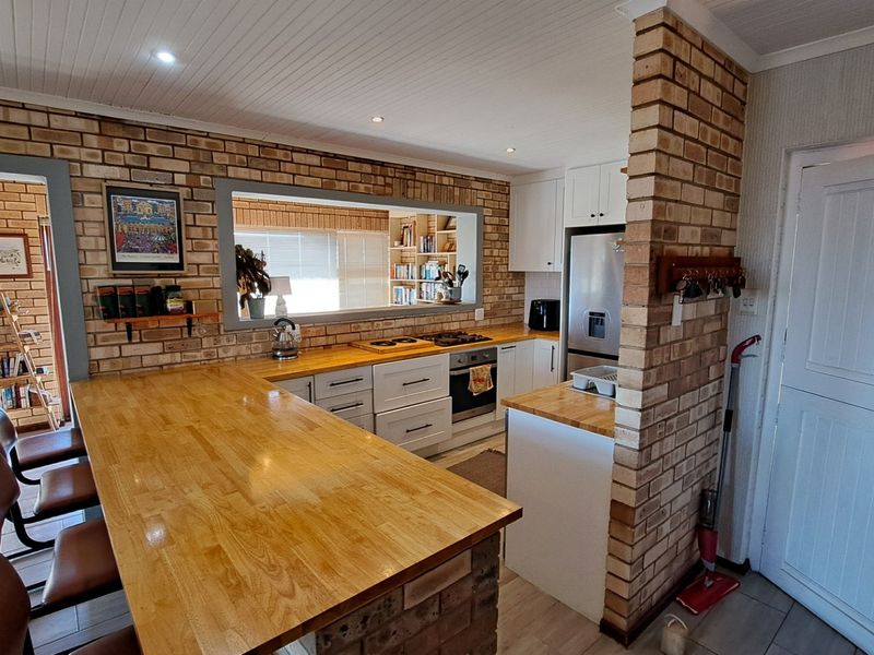 Upmarket Coastal Living in Secure Koensprag, South End - Photo 9