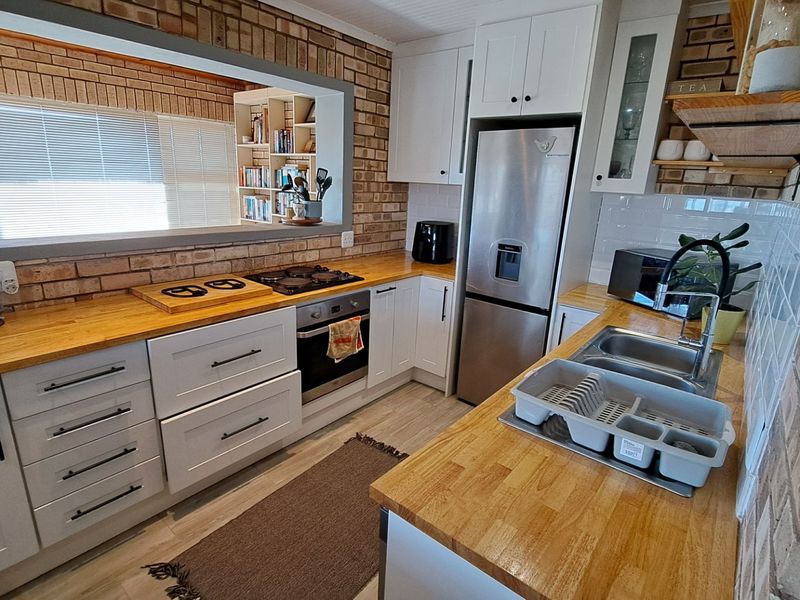 Upmarket Coastal Living in Secure Koensprag, South End - Photo 8