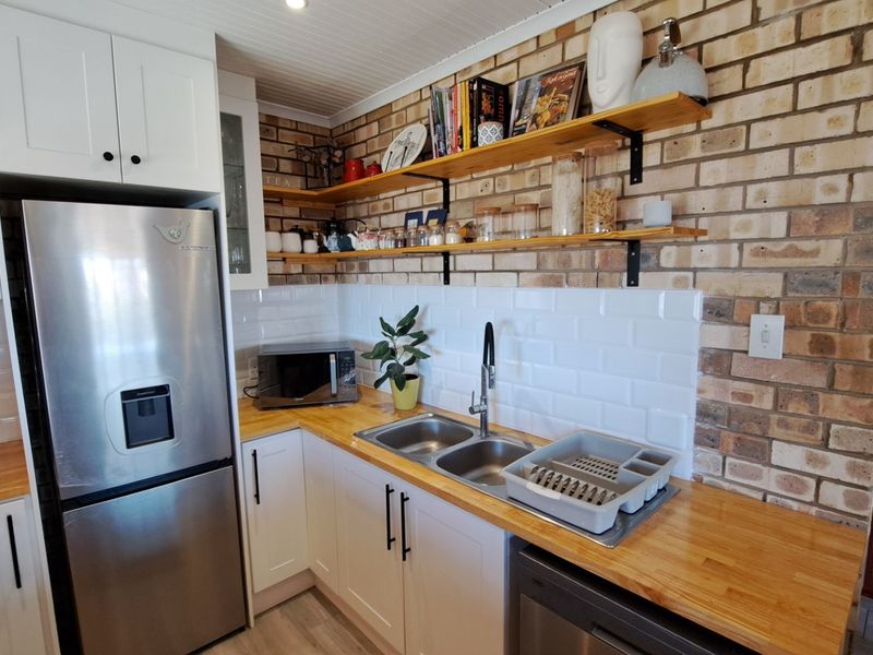 Upmarket Coastal Living in Secure Koensprag, South End - Photo 7