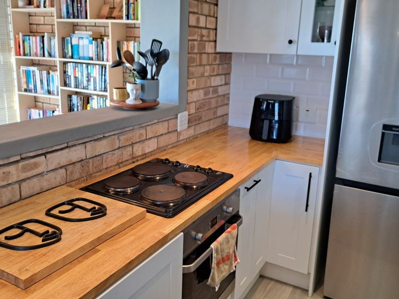 Upmarket Coastal Living in Secure Koensprag, South End - Photo 6
