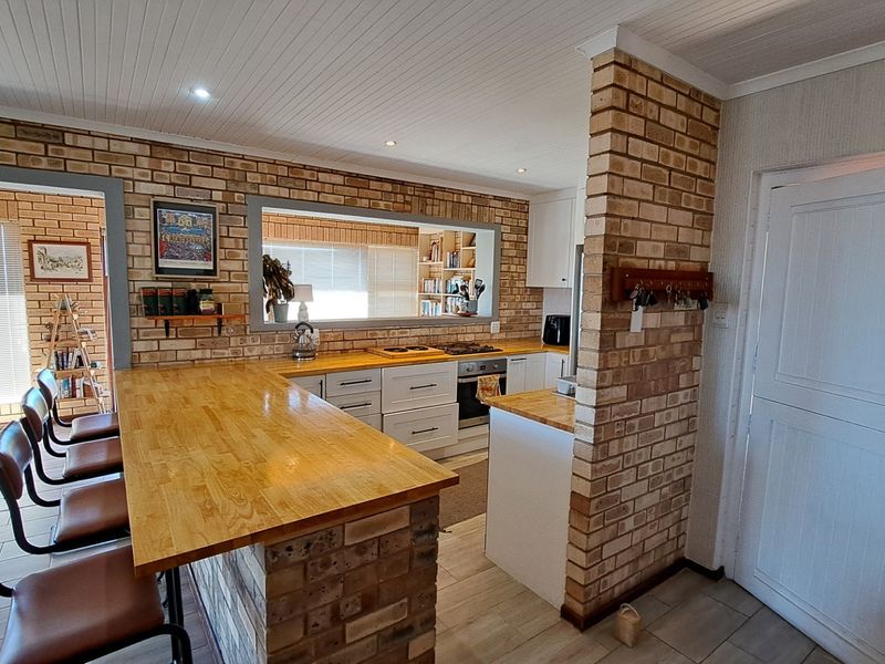 Upmarket Coastal Living in Secure Koensprag, South End - Photo 3
