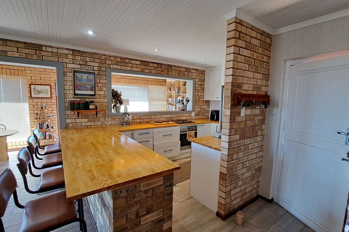 Upmarket Coastal Living in Secure Koensprag, South End - Photo 3