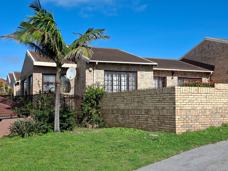 Upmarket Coastal Living in Secure Koensprag, South End - Photo 2
