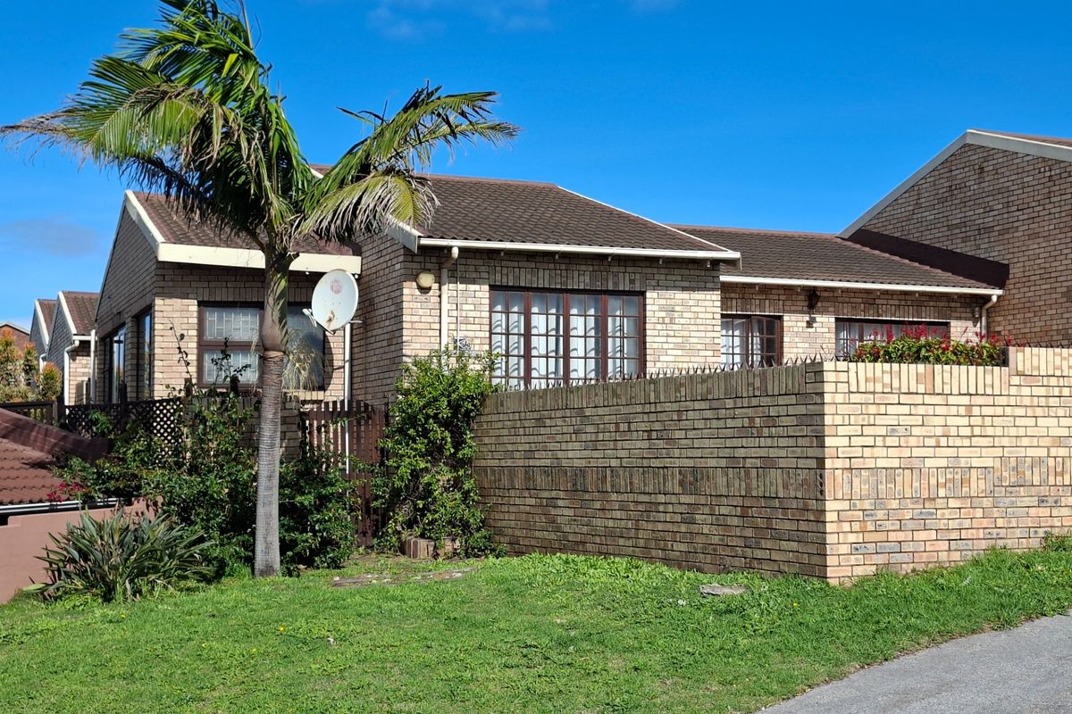 Upmarket Coastal Living in Secure Koensprag, South End - Photo 2