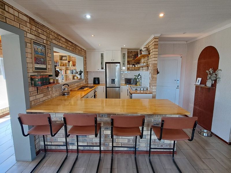 Upmarket Coastal Living in Secure Koensprag, South End - Photo 4