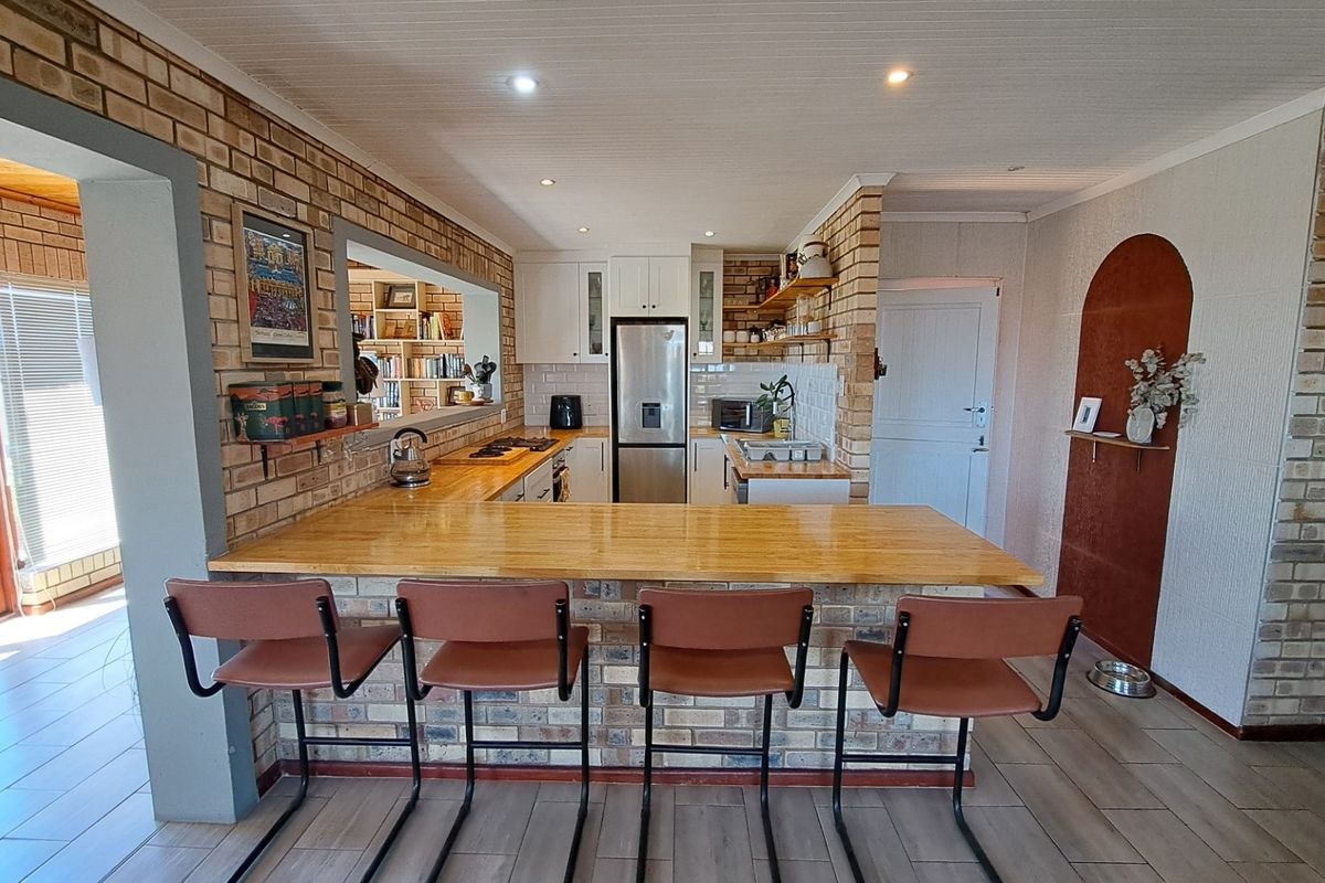Upmarket Coastal Living in Secure Koensprag, South End - Photo 4