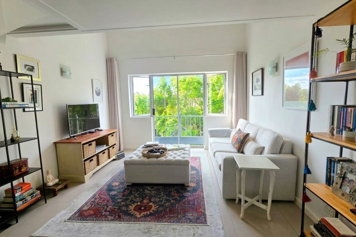 Sunny, Spacious and Perfectly Positioned  2nd floor apartment in Upper Kenilworth - Photo 2