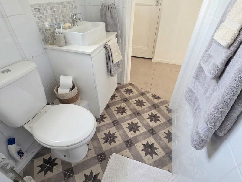 Sunny, Spacious and Perfectly Positioned  2nd floor apartment in Upper Kenilworth - Photo 8