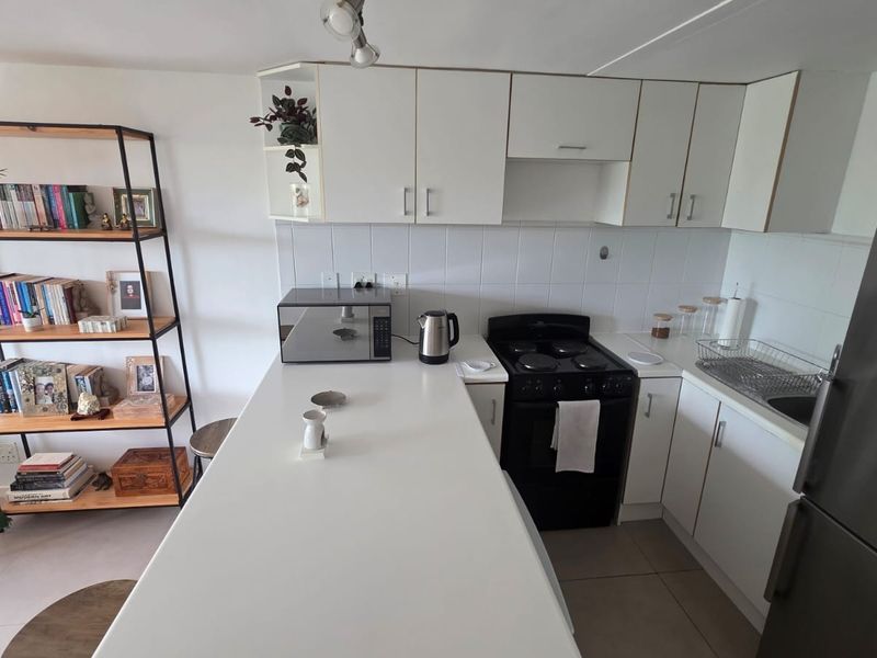 Sunny, Spacious and Perfectly Positioned  2nd floor apartment in Upper Kenilworth - Photo 6