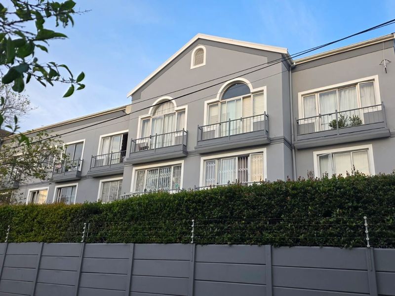 Sunny, Spacious and Perfectly Positioned  2nd floor apartment in Upper Kenilworth - Photo 4
