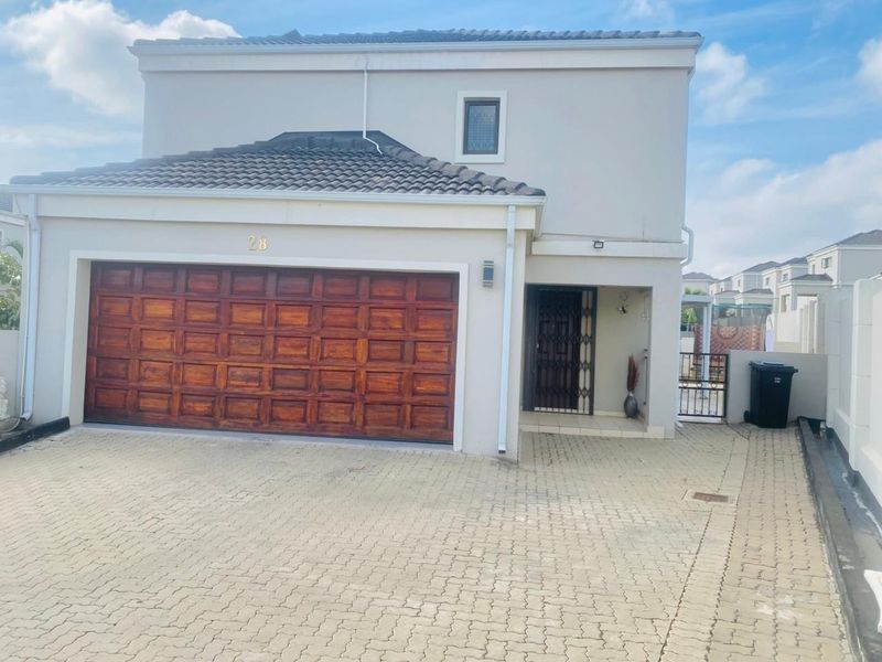 3-BEDROOM 3-BATHROOM 2-CAR GARAGE Townhouse For Sale in La Maison Royal Carlswald, Midrand - Photo 2