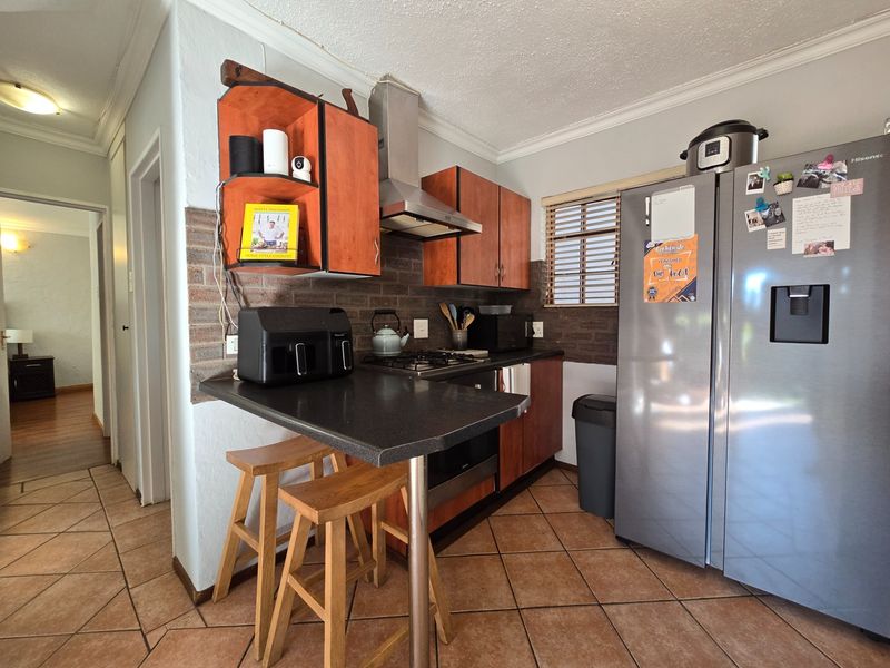 Townhouse To Rent in Equestria, Pretoria - Photo 5