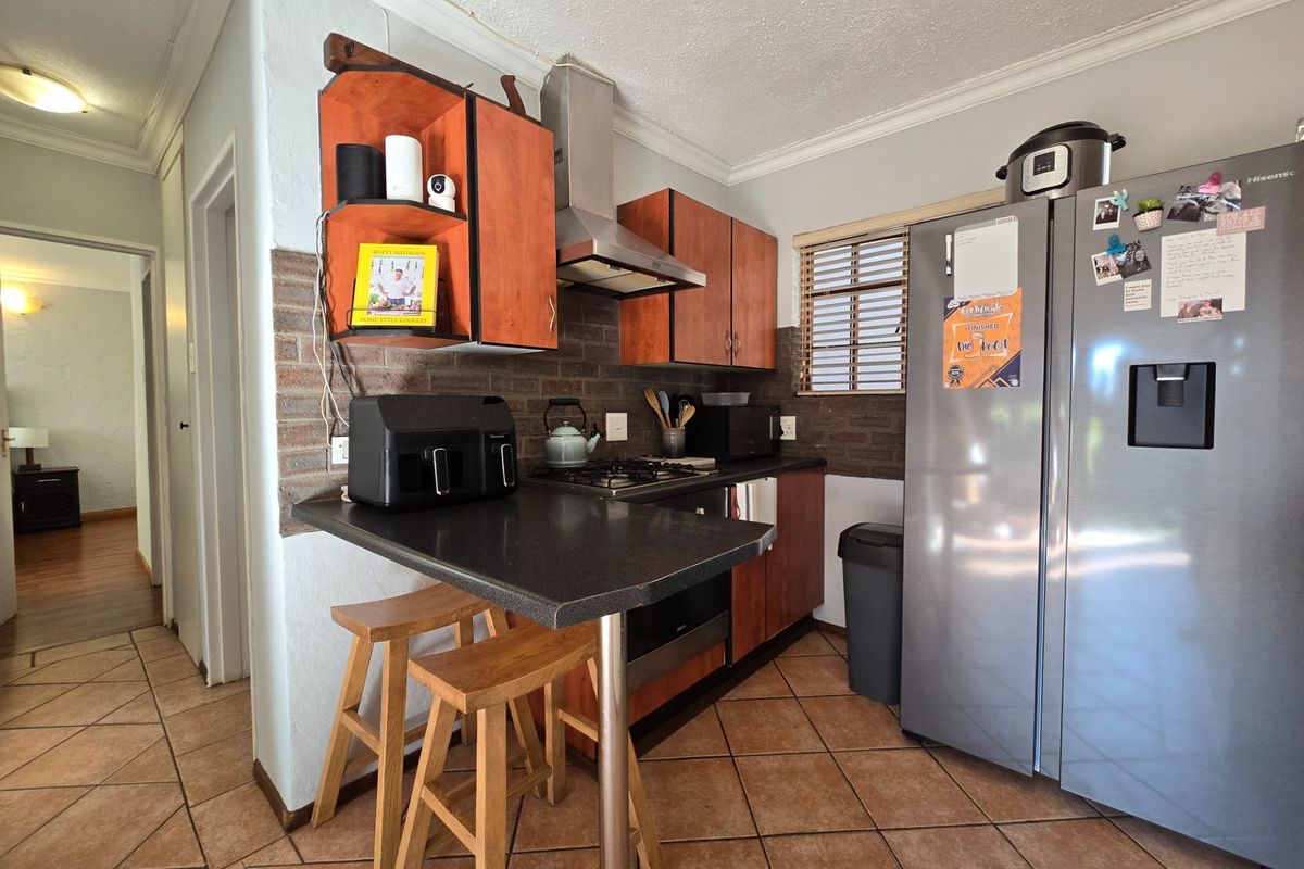 Townhouse To Rent in Equestria, Pretoria - Photo 5