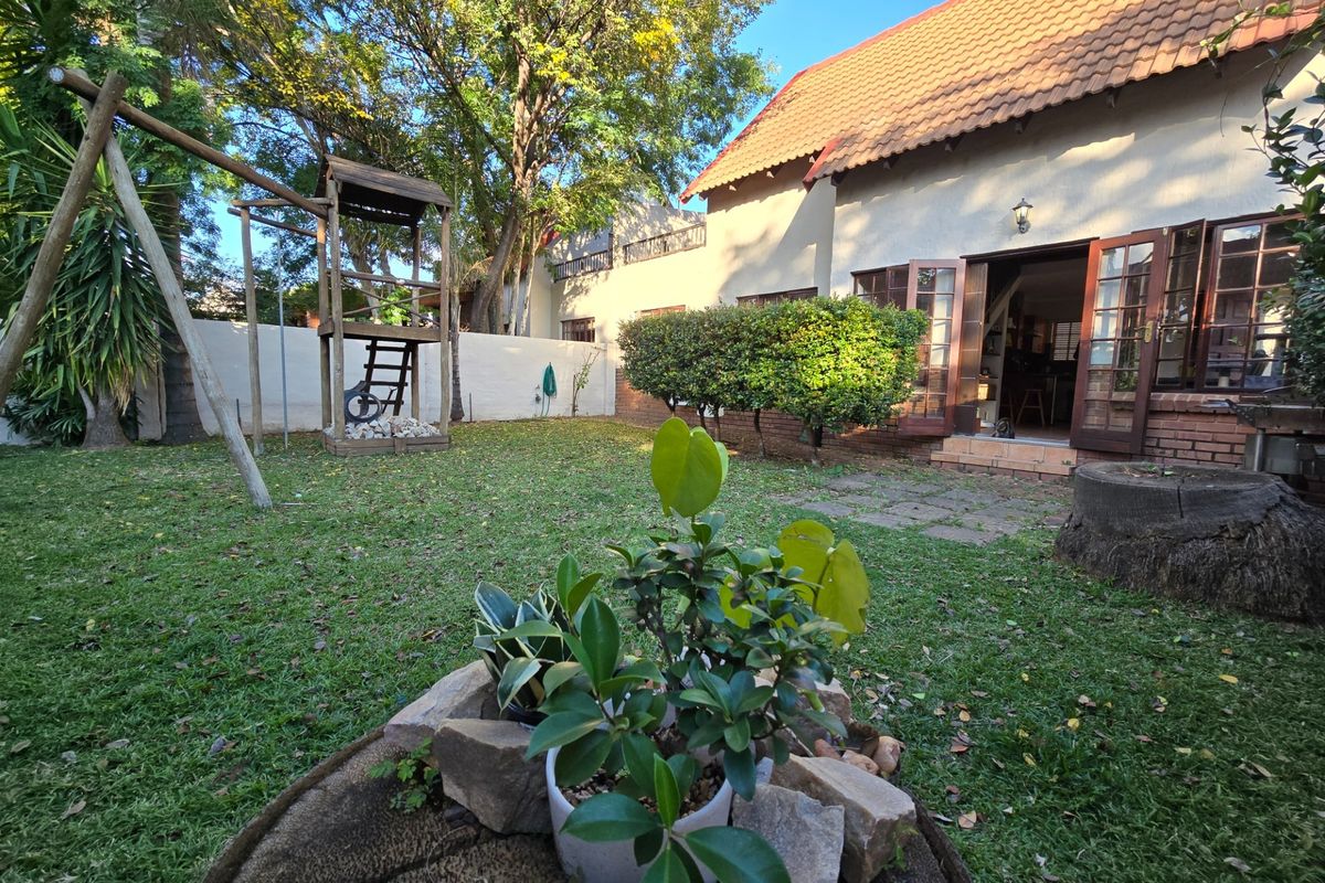 Townhouse To Rent in Equestria, Pretoria - Photo 2