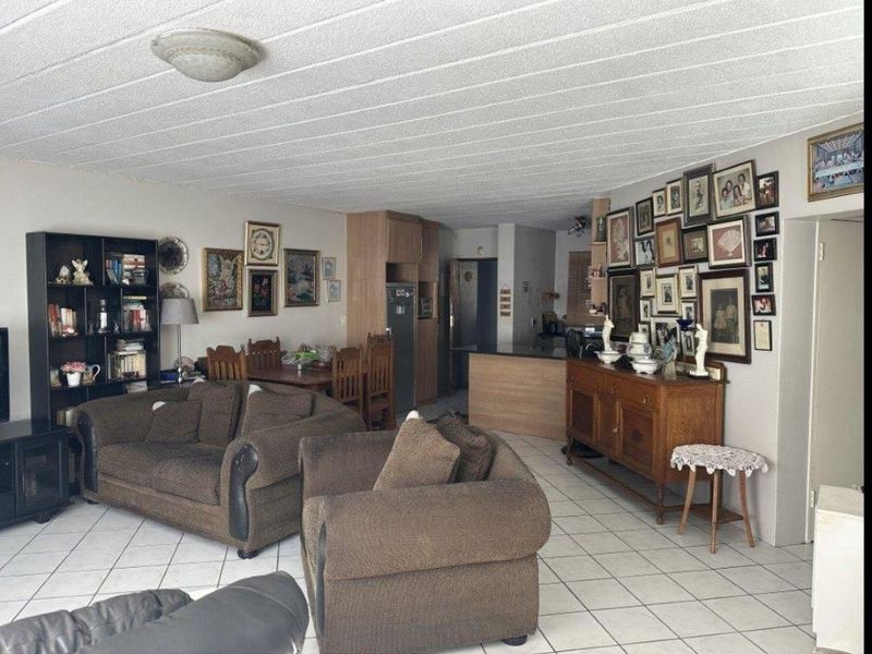 MODERN PET-FRIENDLY GARDEN TOWNHOUSE IN DOWERGLEN EXT 5 - Photo 6