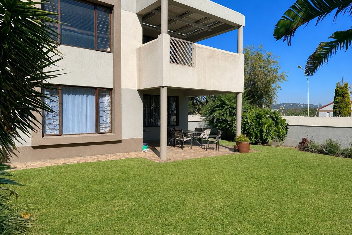 MODERN PET-FRIENDLY GARDEN TOWNHOUSE IN DOWERGLEN EXT 5 - Photo 2