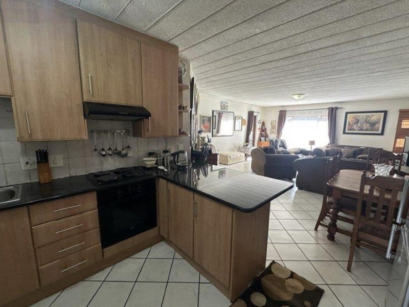MODERN PET-FRIENDLY GARDEN TOWNHOUSE IN DOWERGLEN EXT 5 - Photo 4