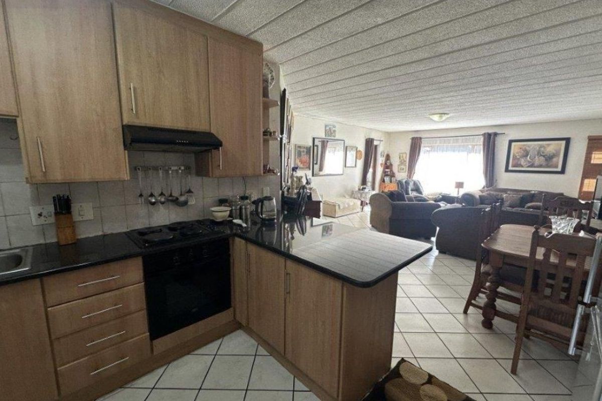 MODERN PET-FRIENDLY GARDEN TOWNHOUSE IN DOWERGLEN EXT 5 - Photo 4
