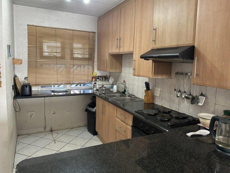 MODERN PET-FRIENDLY GARDEN TOWNHOUSE IN DOWERGLEN EXT 5 - Photo 3
