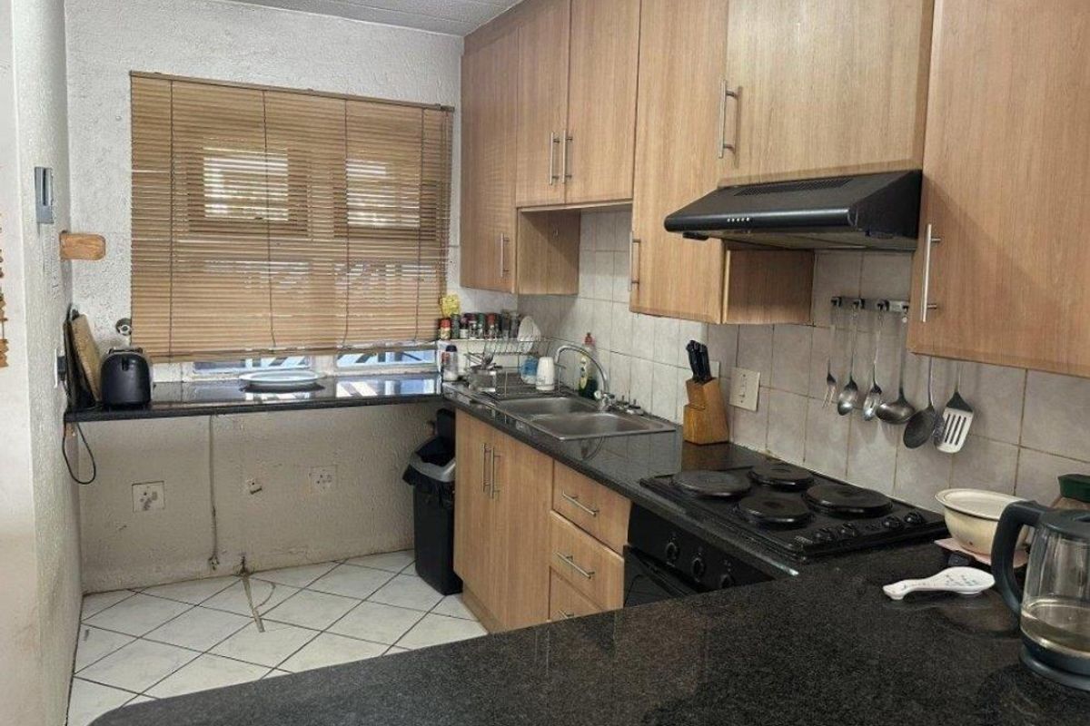 MODERN PET-FRIENDLY GARDEN TOWNHOUSE IN DOWERGLEN EXT 5 - Photo 3