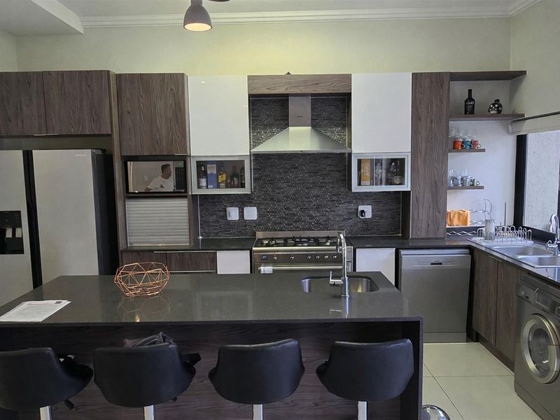 Upmarket Townhouse For Sale in Bryanston Sandton Gauteng - Photo 6