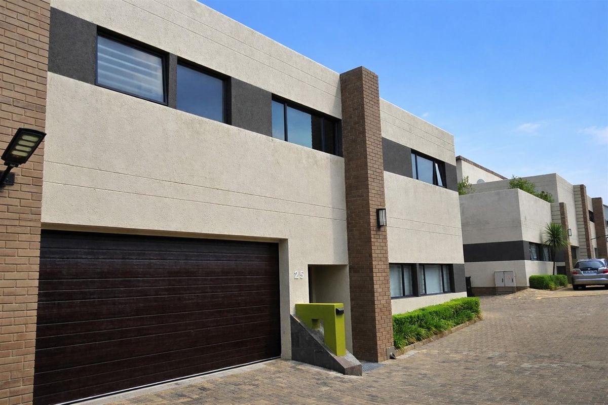 Upmarket Townhouse For Sale in Bryanston Sandton Gauteng - Photo 2