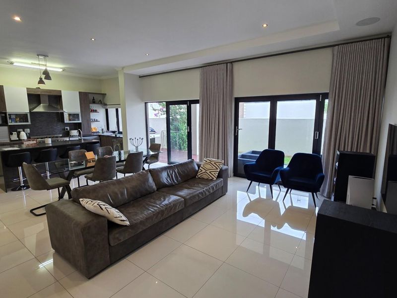 Upmarket Townhouse For Sale in Bryanston Sandton Gauteng - Photo 3