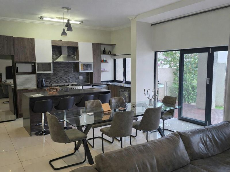 Upmarket Townhouse For Sale in Bryanston Sandton Gauteng - Photo 5