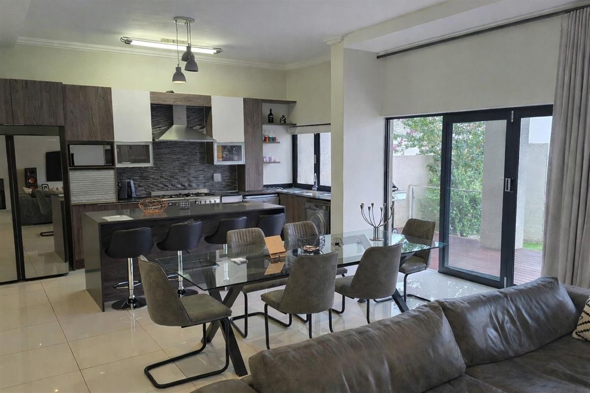 Upmarket Townhouse For Sale in Bryanston Sandton Gauteng - Photo 5