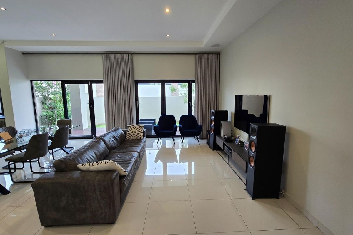 Upmarket Townhouse For Sale in Bryanston Sandton Gauteng - Photo 4