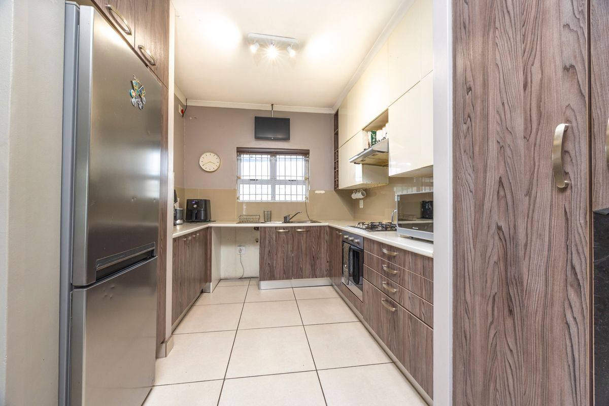 Stylish 3 Bedroom  3 Bathroom Home with Huge Entertainment Lounge and Work-From-Home Space - Photo 5