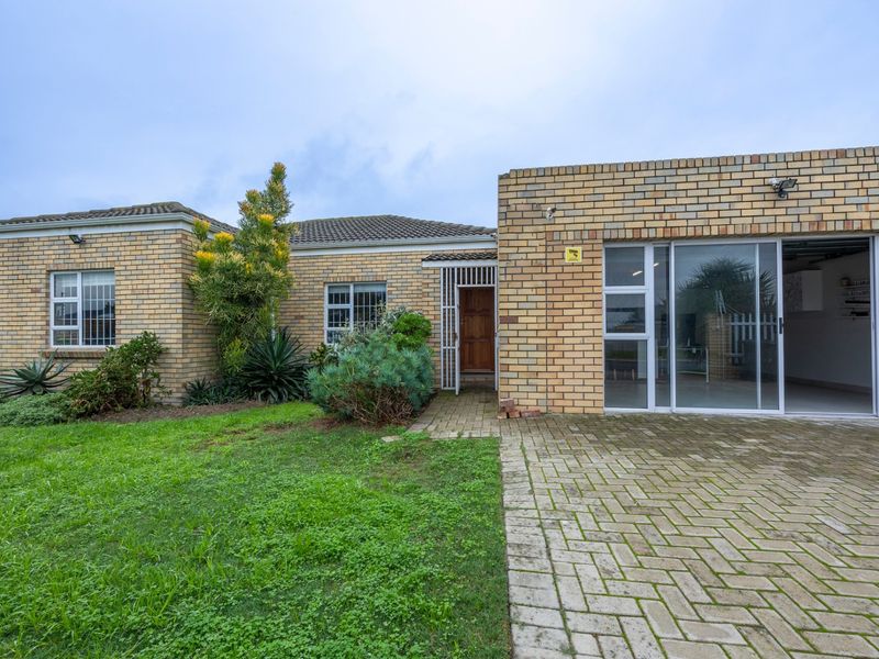 Stylish 3 Bedroom  3 Bathroom Home with Huge Entertainment Lounge and Work-From-Home Space - Photo 2