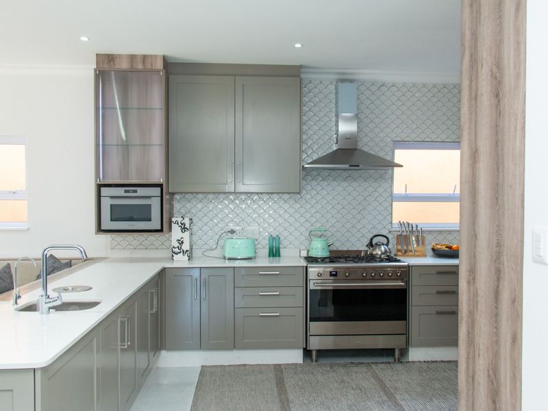Designer Family Home for Rent in Fourways with Backup Power - Photo 2