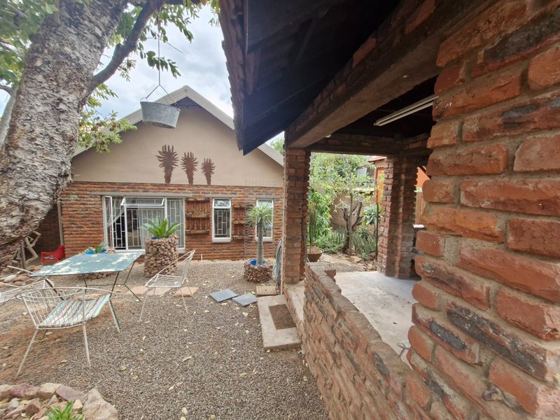 PRICED TO SELL - YOUR INVITING BUSHVELD HOME AWAITS - Photo 2